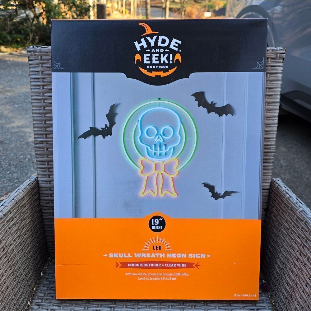 Hyde & Eek! Skull Wreath Neon Wall Light, NIB